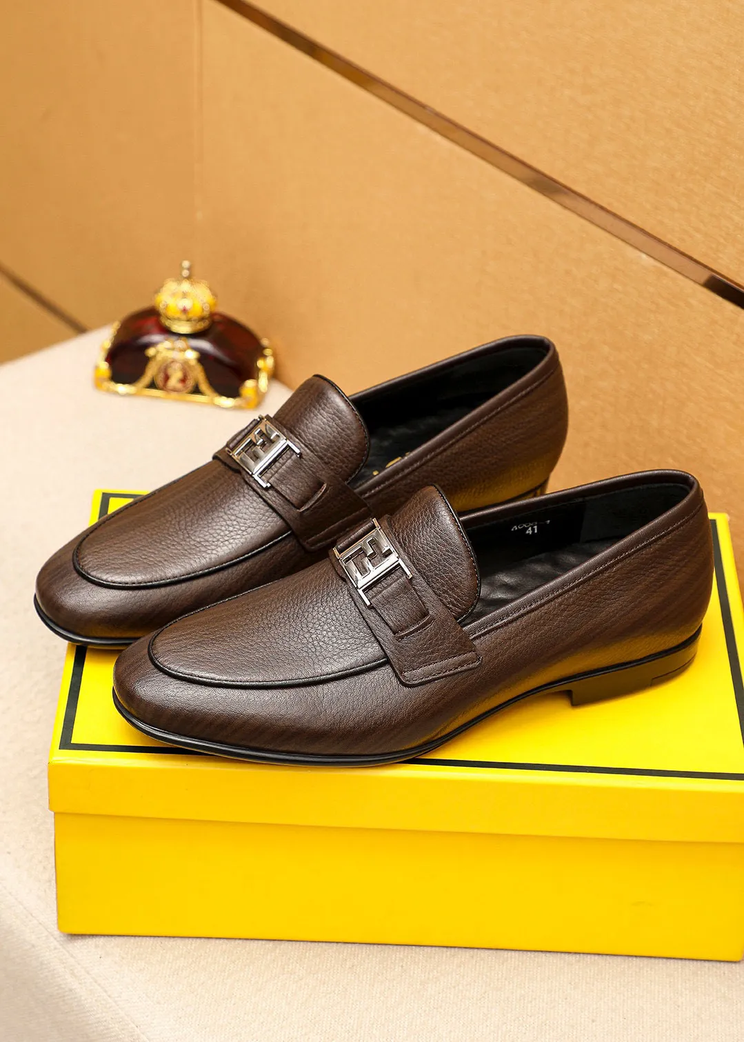 Men's shoes 💰442 💐 Product trademark: FENDI [Fendi] casual leather shoes Regular size: 38-44 (45🉑️customized) Product materials: Selected imported first-layer pebbled cowhide leather upper + luxury hardware buckle, imported cowhide leather lining. Strong three-dimensional visual effect, rubber outsole Color: 1⃣️color optional